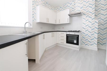 2 bedroom end of terrace house to rent - Photo 3