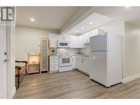 Lower suite – Picturesque Peachland! - Photo 3