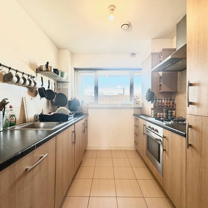 2 Bed Flat, Tooting High Street, SW17 - Photo 1