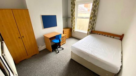 4 bedroom terraced house to rent - Photo 3