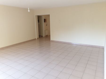 Location Appartement 3 pièces 82m² MARSEILLE 8ème - Photo 2