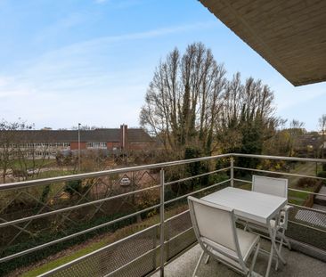 Zeer zonnig en ruim hoekappartement in een rustige wijk - Photo 2