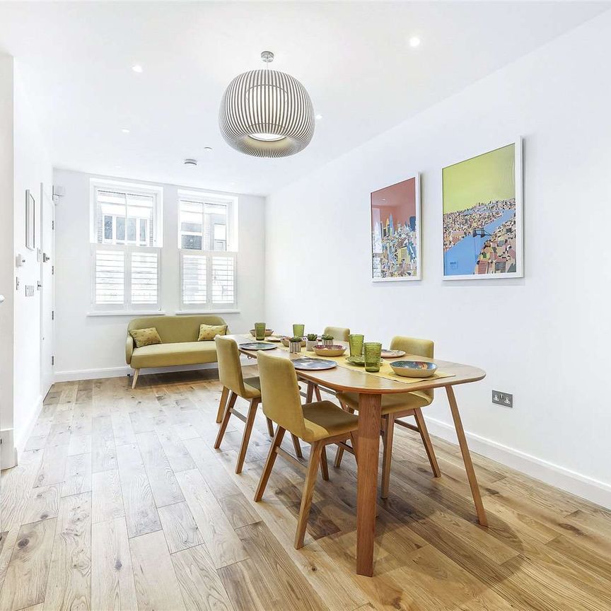A superb refurbished four bedroom, four bathroom town house with roof terrace - Photo 1