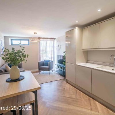 Flat 3, Crescent Court off Blossom Street - Photo 1