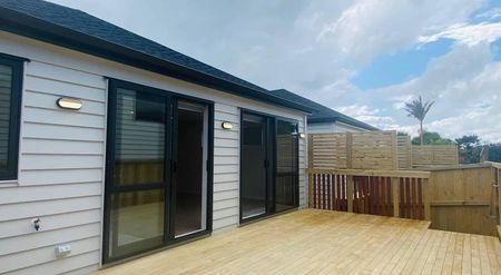 Value packed, 4 bedroom family home with garage! - Photo 2