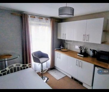 1 bedroom in a flat share to rent - Photo 1