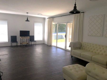 Modern family home - Photo 2