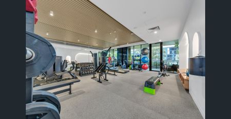 Fully Furnished one bedroom apartment in the heart of Box Hill - Photo 4