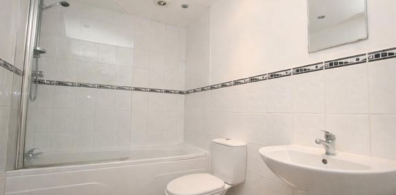 1 bedroom Flat To Let - Photo 2