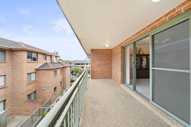 Large, well presented two bedroom unit. - Photo 1