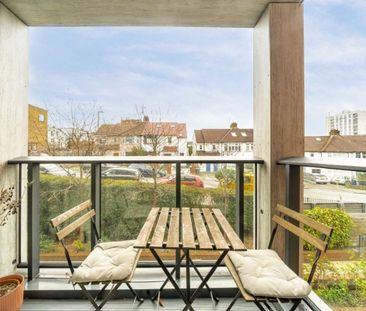 Llanvanor Road, NW2, London - Photo 5