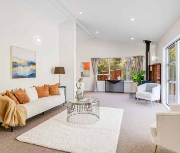 Renovated 3-Bedroom Home with Brand New Carpet in Bayview - Photo 2