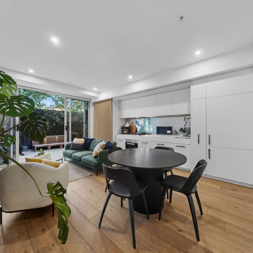 MODERN, SUN-FILLED BAYSIDE LIVING - Photo 1