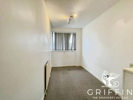 Bryon Gardens, Tilbury, rm18 - Photo 2