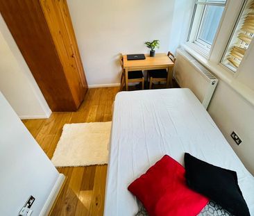 Room in a Shared Flat, Stunning Double Room In North Greenw, SE10 - Photo 1