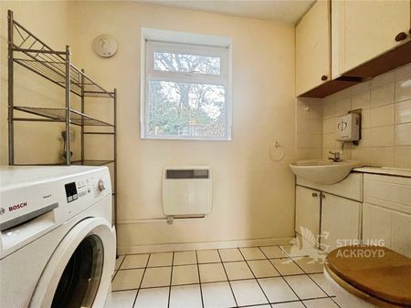 Larksfield, Englefield Green, Egham, Surrey, TW20 0RA - Photo 3