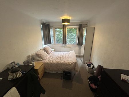 Large Room In Modern Clean Houseshare – All Bills - Photo 3