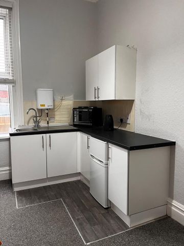 1 bedroom in a house share to rent - Photo 4