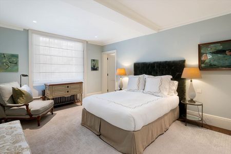 An impeccable three bedroom apartment located on the distinguished Belgravia Place in the heart of Belgravia, SW1. - Photo 4