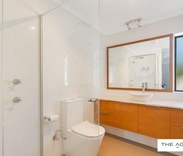 Fully Furnished 2-Bedroom Canal-Front Unit – Short-Term Rental - Photo 6