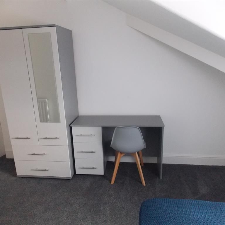 9 bedroom private hall to rent - Photo 1
