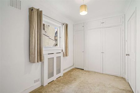 Newly refurbished three bedroom mews house - Photo 4