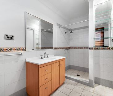 CHARMING FAMILY HOME! - Photo 5