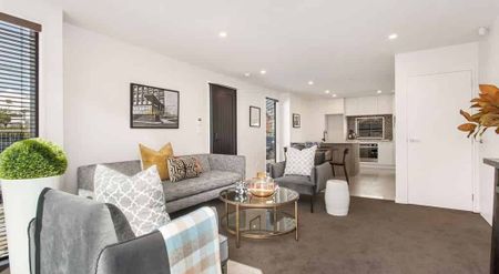 Modern three-bedroom townhouse in St Albans - Photo 4