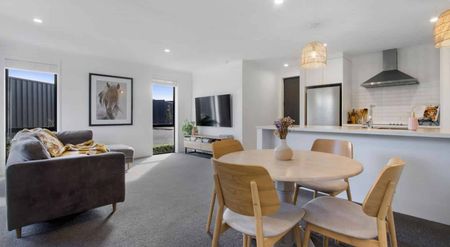 3 Bedroom Home In Peaceful & Private Setting - Photo 2