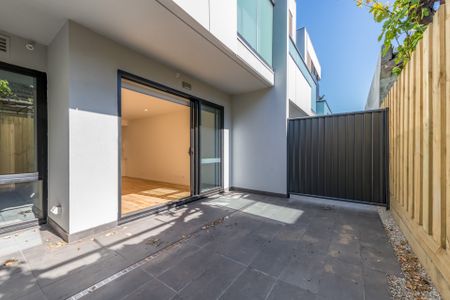 Ground Level Haven - Photo 5