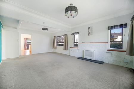 3 Bedroom Brick & Tile Home in Central Papatoetoe - Photo 3
