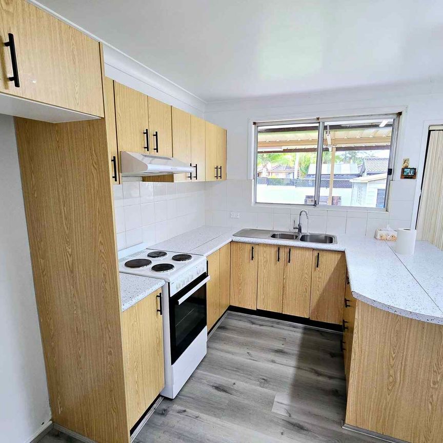 Spacious Three Bedroom Family Home - Photo 1