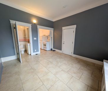 **Downtown Hamilton** Cozy Main Floor Bachelor Apartment!! - Photo 1