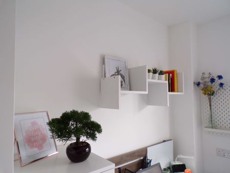 Exceptional house share, close to hospital, industrial estates, town centre and transport services - Photo 2