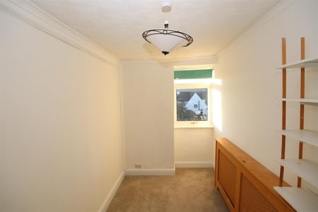 3 bedroom Semi-Detached House to let - Photo 5