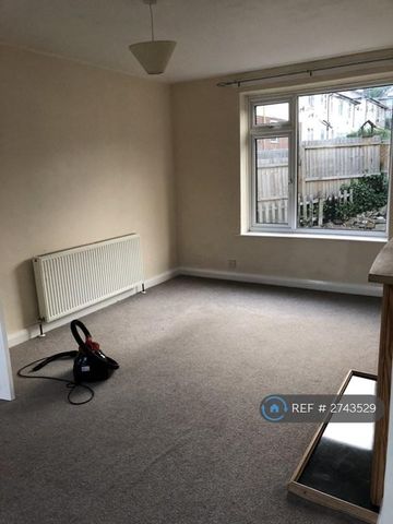 3 bedroom end of terrace house to rent - Photo 3