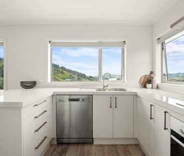 A modern home with a harbour view! - Photo 3