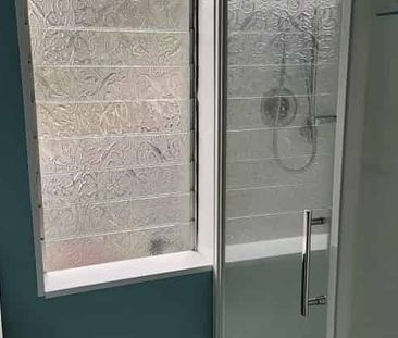 Huge bedroom in 3 bedroomed flat - Photo 2