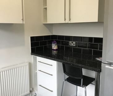1 bedroom in a house share to rent - Photo 4