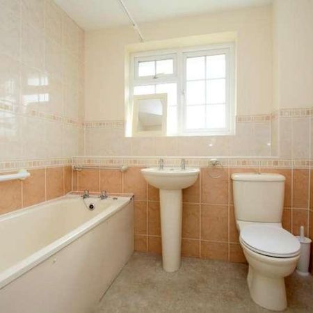 Kingfisher Drive, Staines-upon-thames, TW18 - Photo 3