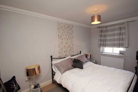 2 bed First Floor Flat for rent - Photo 2