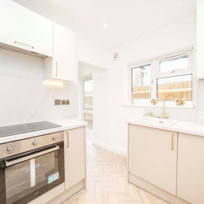 2 Bed Flat, Murray Road, W5 - Photo 1