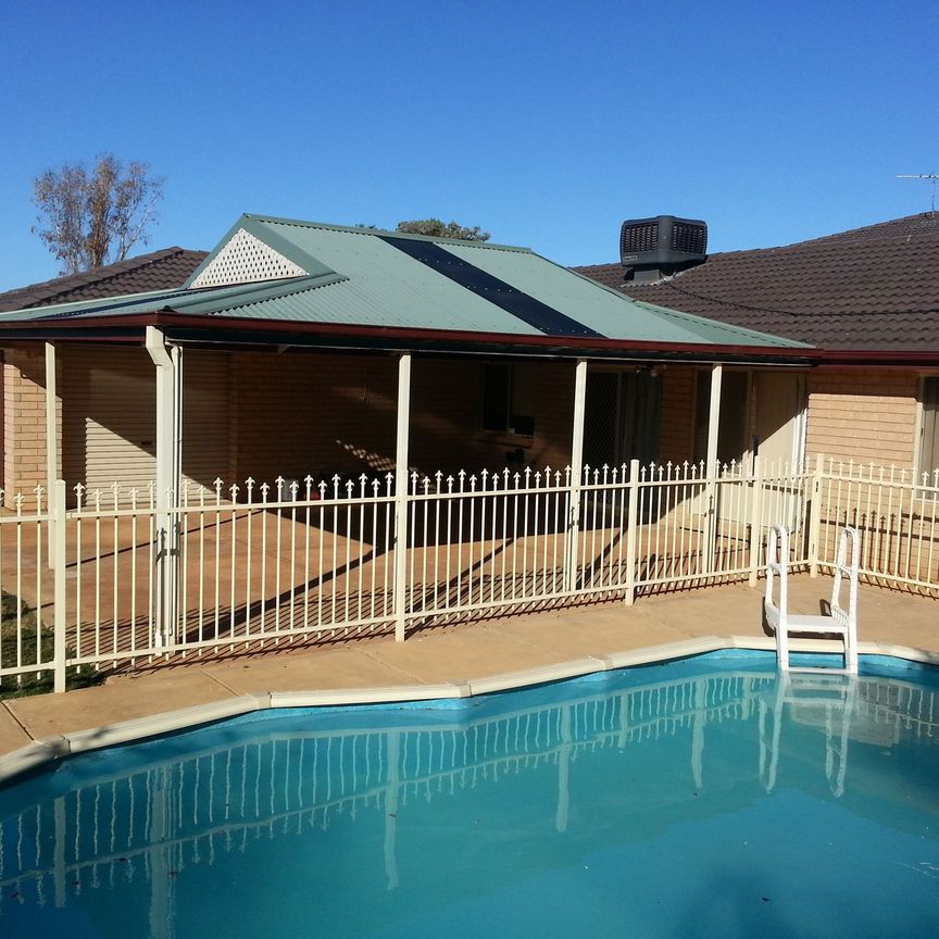 4 Bedroom Property with Pool! - Photo 1