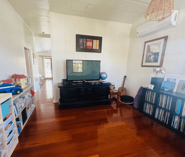 CHARMING RENOVATED WORKERS COTTAGE - BREEZES, LIGHT AND RELAXED LIV... - Photo 1