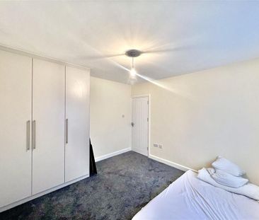 4 bedroom semi-detached house to rent - Photo 3