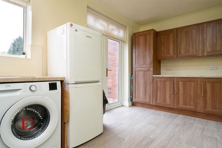 3 bedroom end of terrace house to rent - Photo 2