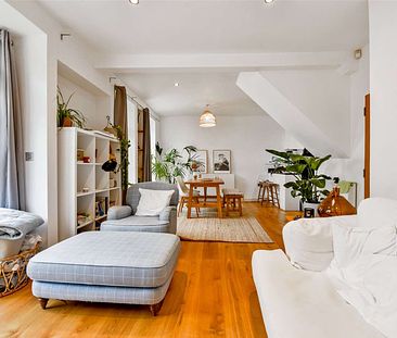 Situated in the heart of Clifton Village a charming townhouse with south facing courtyard garden and garage. - Photo 1