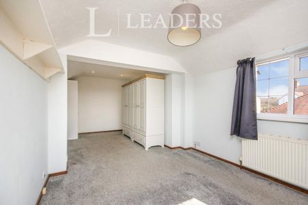 4 bedroom semi-detached house to rent - Photo 3