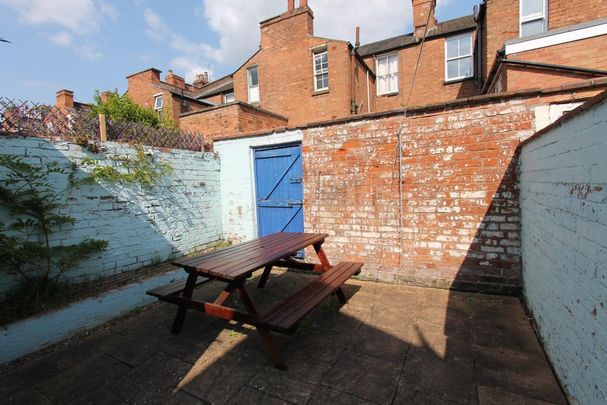 4 bedroom flat to rent - Photo 1