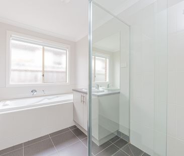 Modern & Stylish Four bedroom property in "Edenbrook", Pakenham - Photo 3